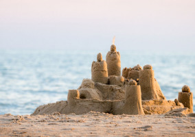 fare castelli di sabbia con i bambini